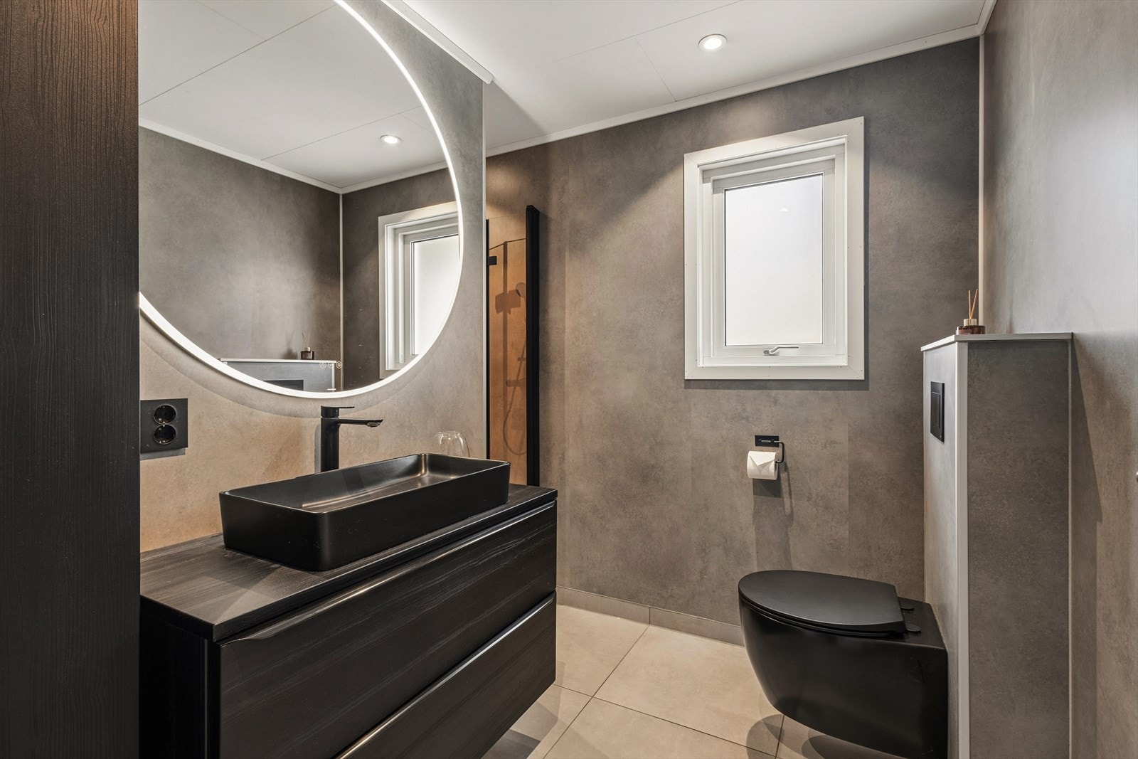 Badet ble bygget i 2021 etter TEK17, med våtromsplater, fliser og varme i gulv. Galleribilde