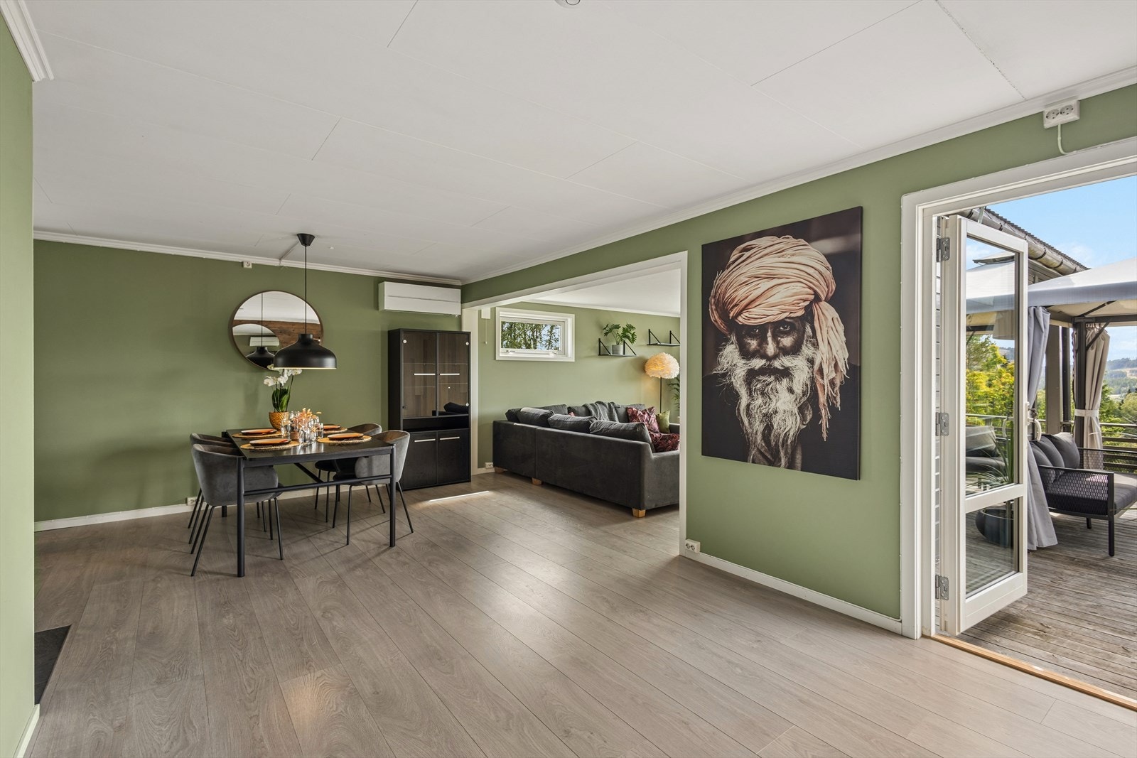 Fra stuen er det direkte utgang til terrassen via dør med 3-lags isolerglass. Galleribilde