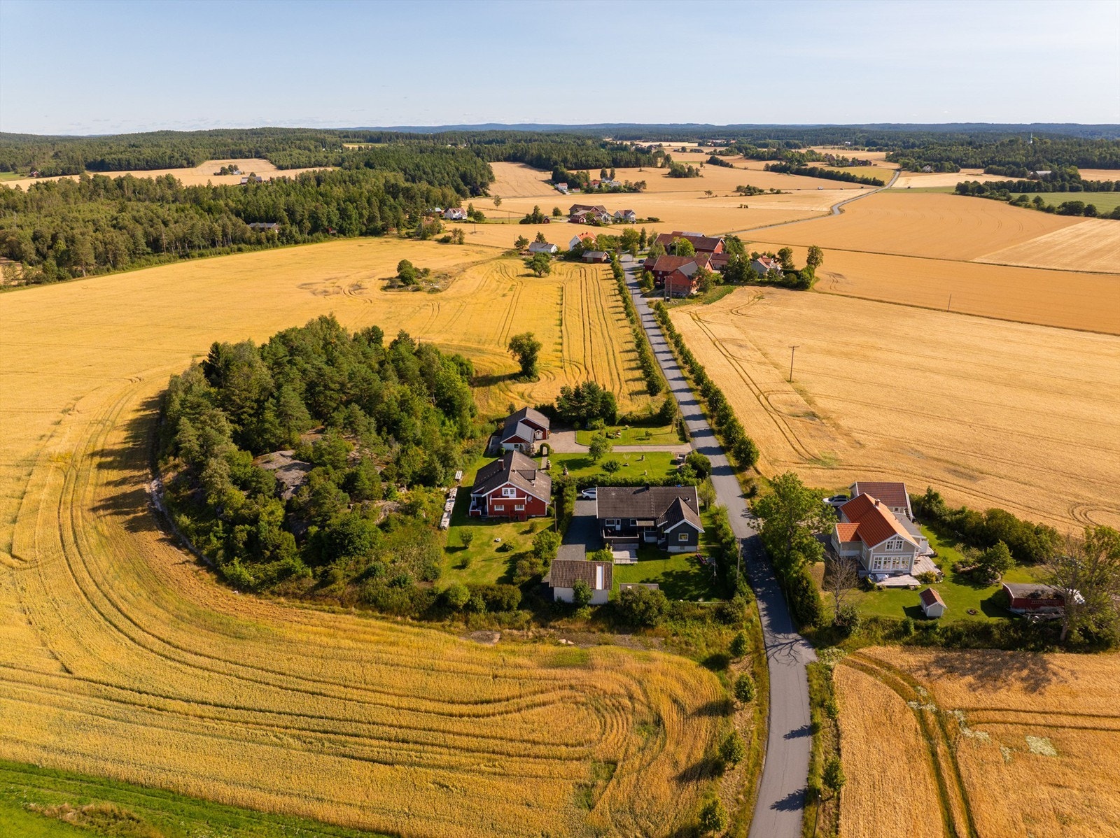 Skolebuss besørger sikker skyss til og fra barne- og ungdomsskole på Manstad. Galleribilde