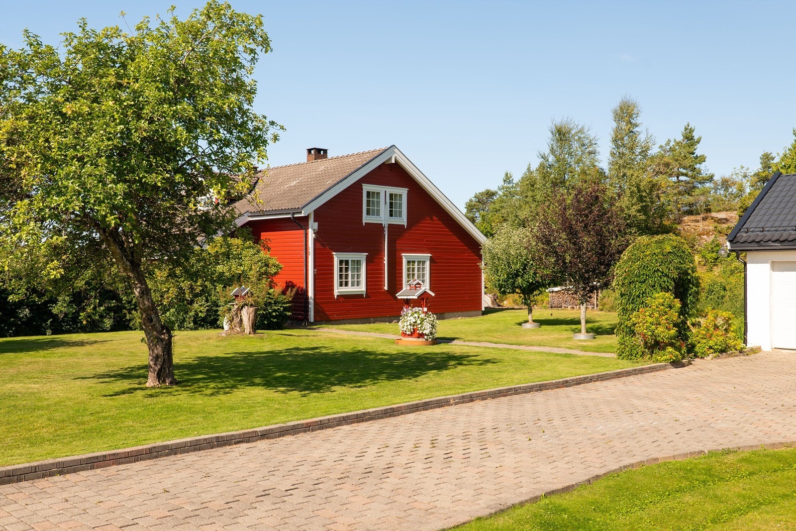 Innkjørselen og gårdsplassen er helhetlig utført med belegningsstein, lagt tidig på 2000-tallet. Galleribilde