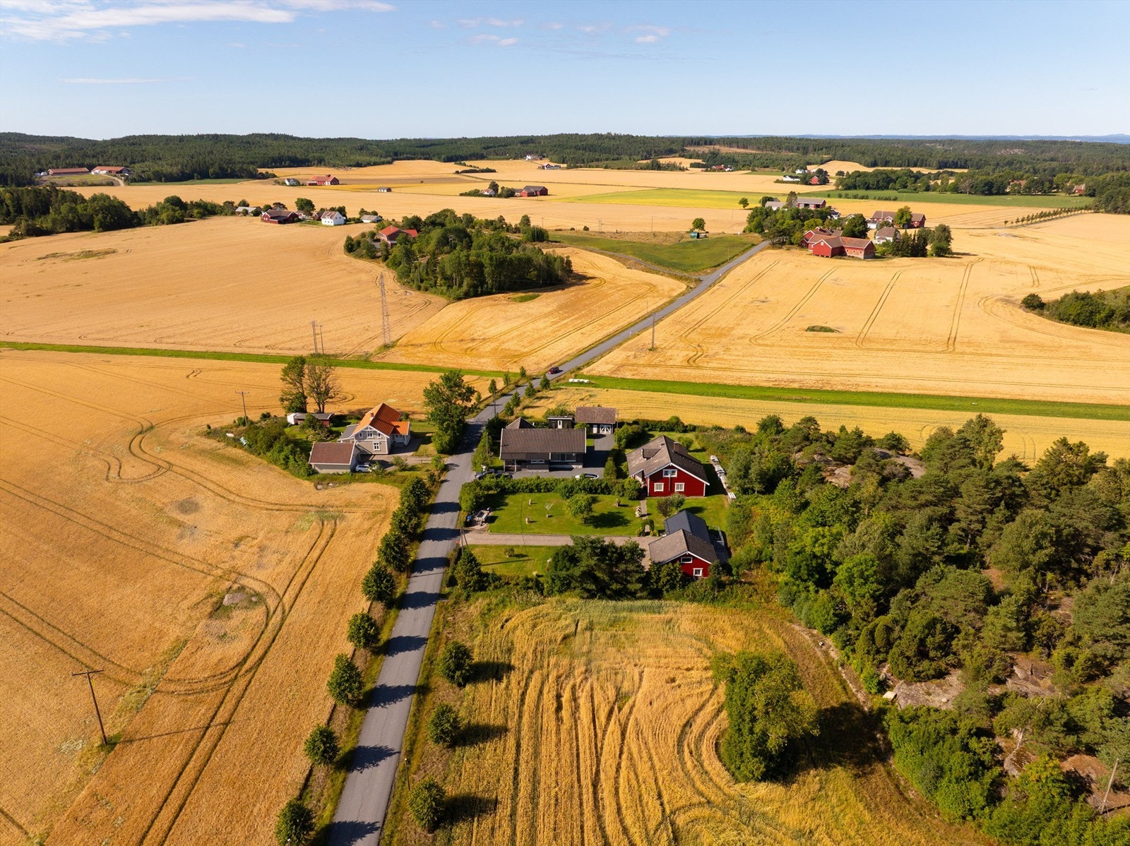 Fra disse landlige og naturskjønne omgivelsene tar det ikke mer enn knappe 10 minutter å kjøre til sentrum. Galleribilde