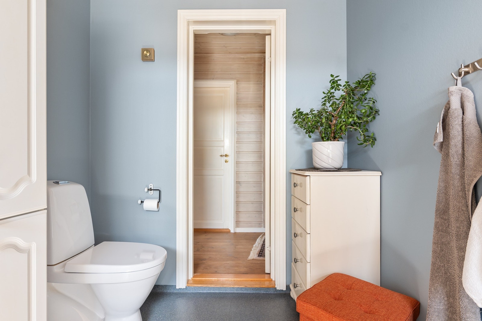 Badet er lett tilgjengelig fra gangen mellom loftsetasjens tre soverom. Galleribilde