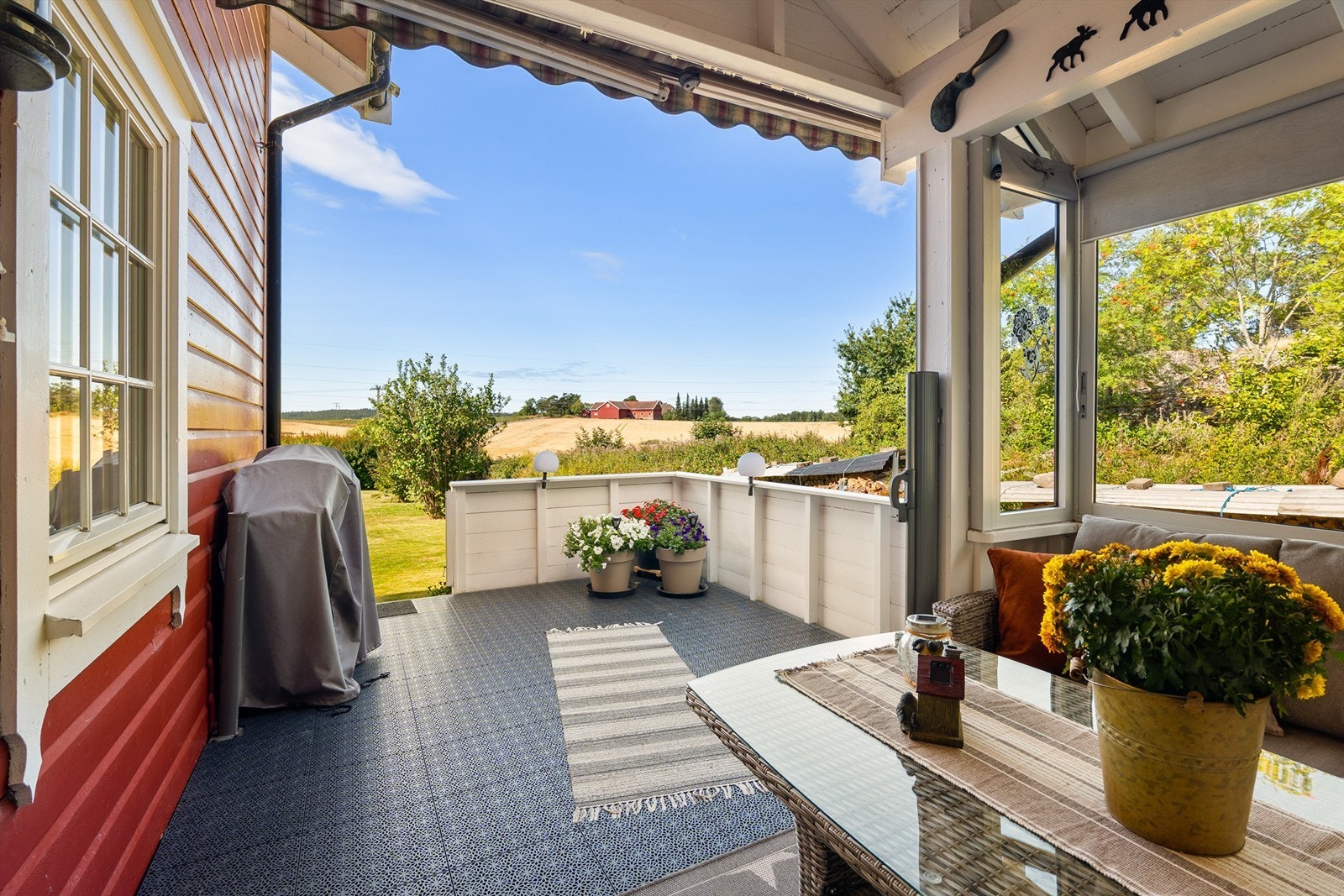 Usjenert terrasse med skjermende overbygg, utstyrt med både markise og uttrekkbar levegg. Galleribilde