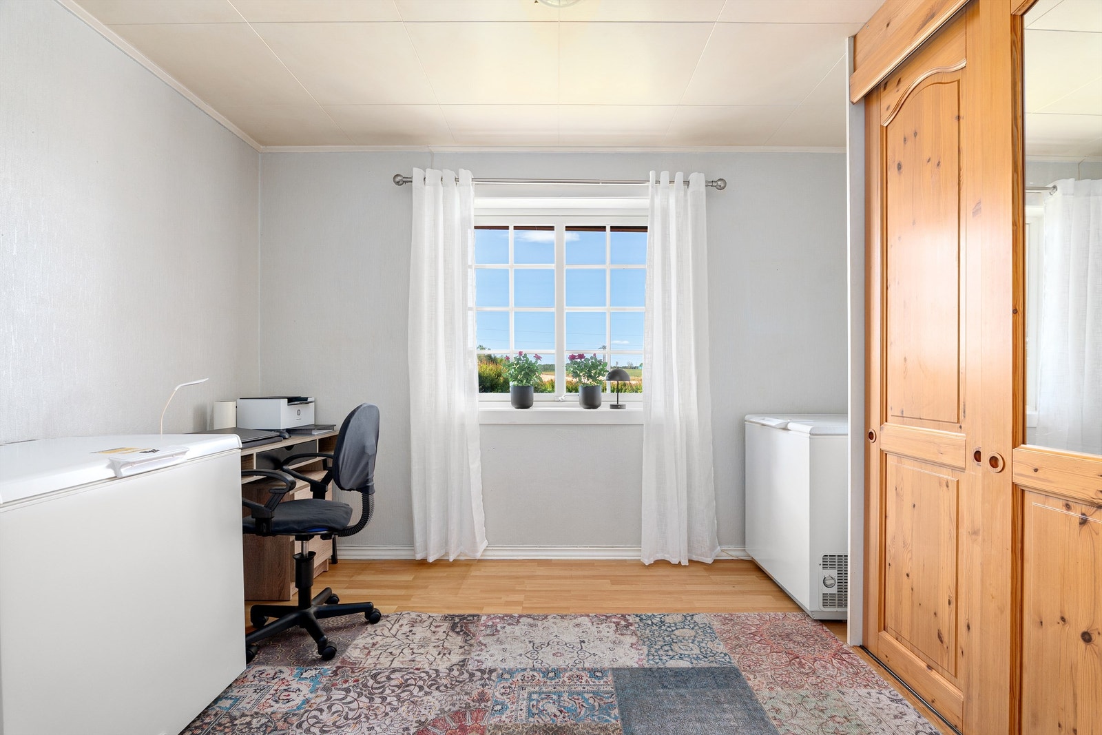 Soverommene i første etasje har forholdsvis lik størrelse. Dette er vegg i vegg med kjøkkenet og utstyrt med skyvedørsgarderobe. Galleribilde