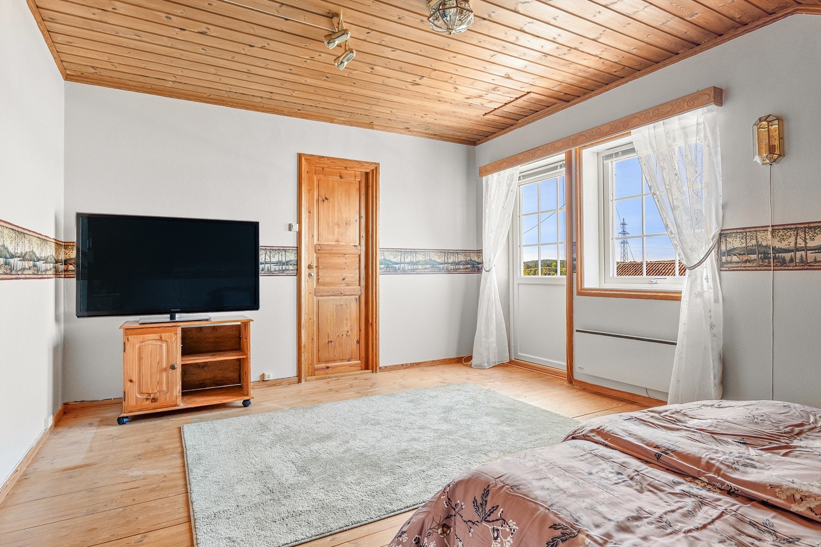 Bod tilknyttet soverommet benyttes i dag som walk-in closet. Galleribilde