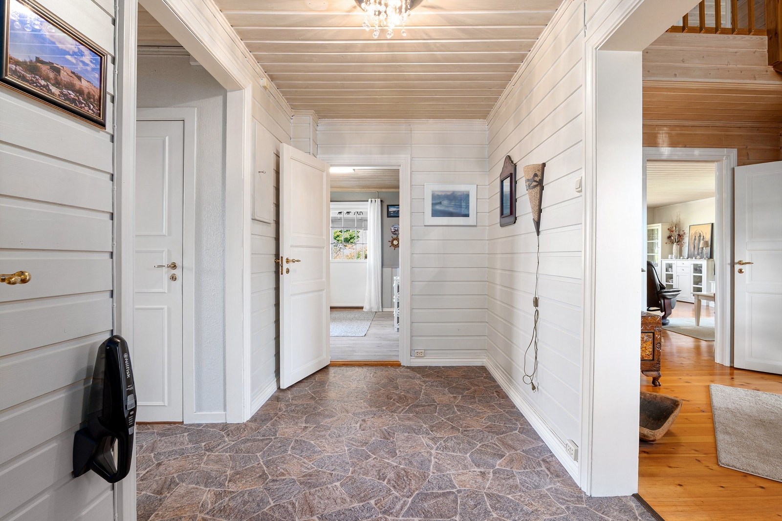 Til kjøkkenet er det adkomst også rett fra gangen. Galleribilde