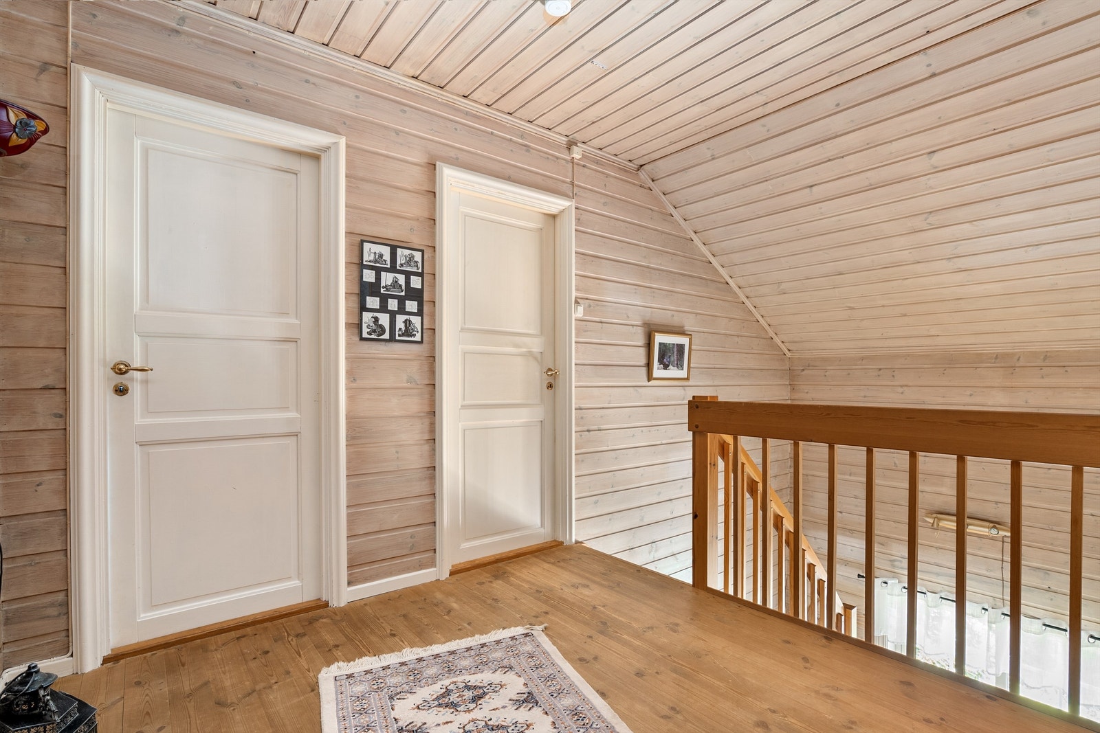 De naturlige barnerommene er samlet i loftsetasjens østre side, distansert fra hovedsoverommet på vestsiden. Galleribilde