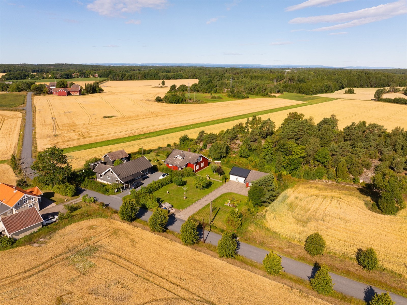 Eiendommen er landlig beliggende ved Elingård og består av en eiet tomt på 2.764 kvm. samt en andel av tilstøtende tomt på ca. 736 kvm. Totalt ca. 3.500 kvm. Galleribilde