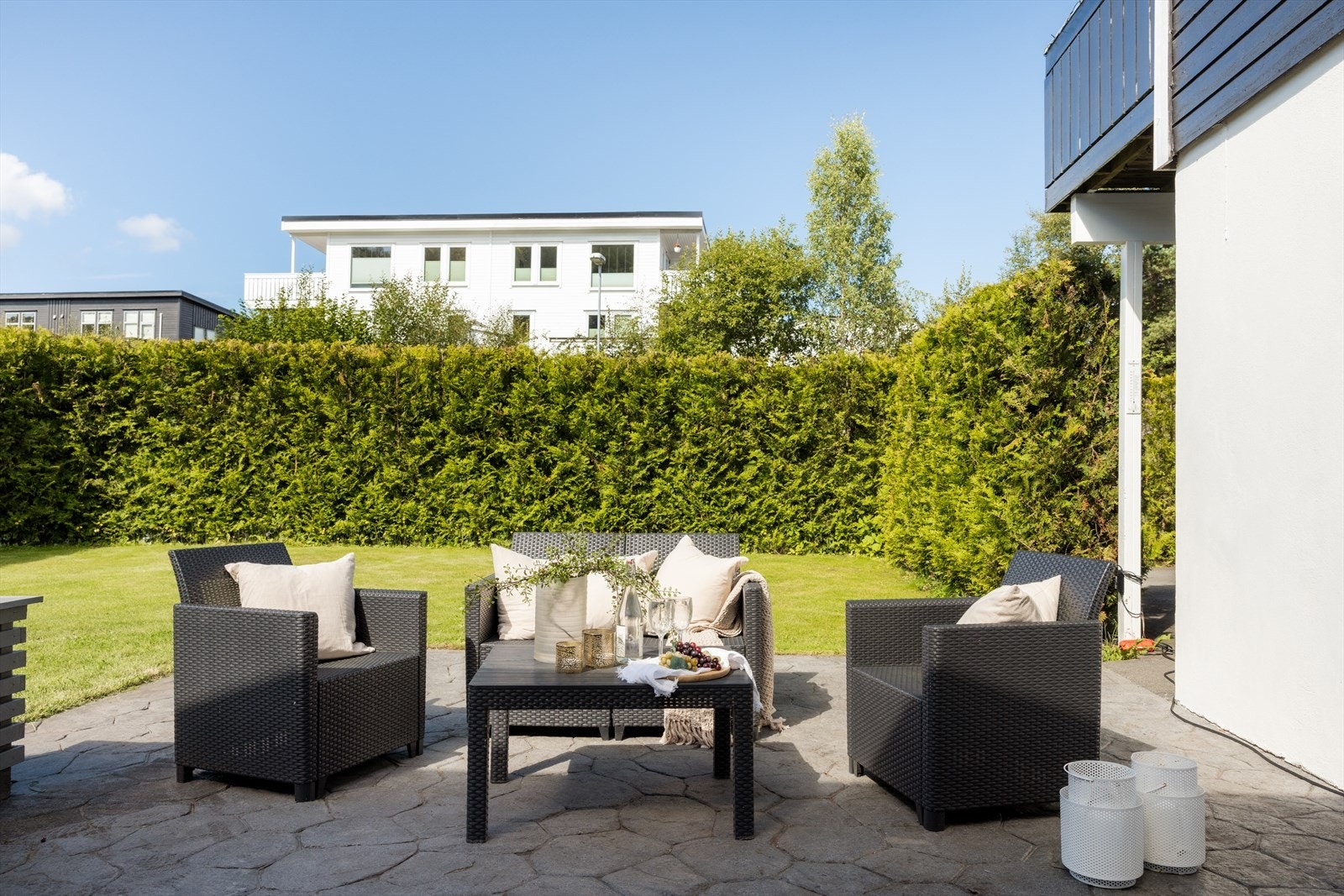 Direkte utgang fra stuen til en stor, sørvestvendt uteplass og en nydelig hage med god plass til trampoline, fotballmål, partytelt og hyggelige sammenkomster. Galleribilde