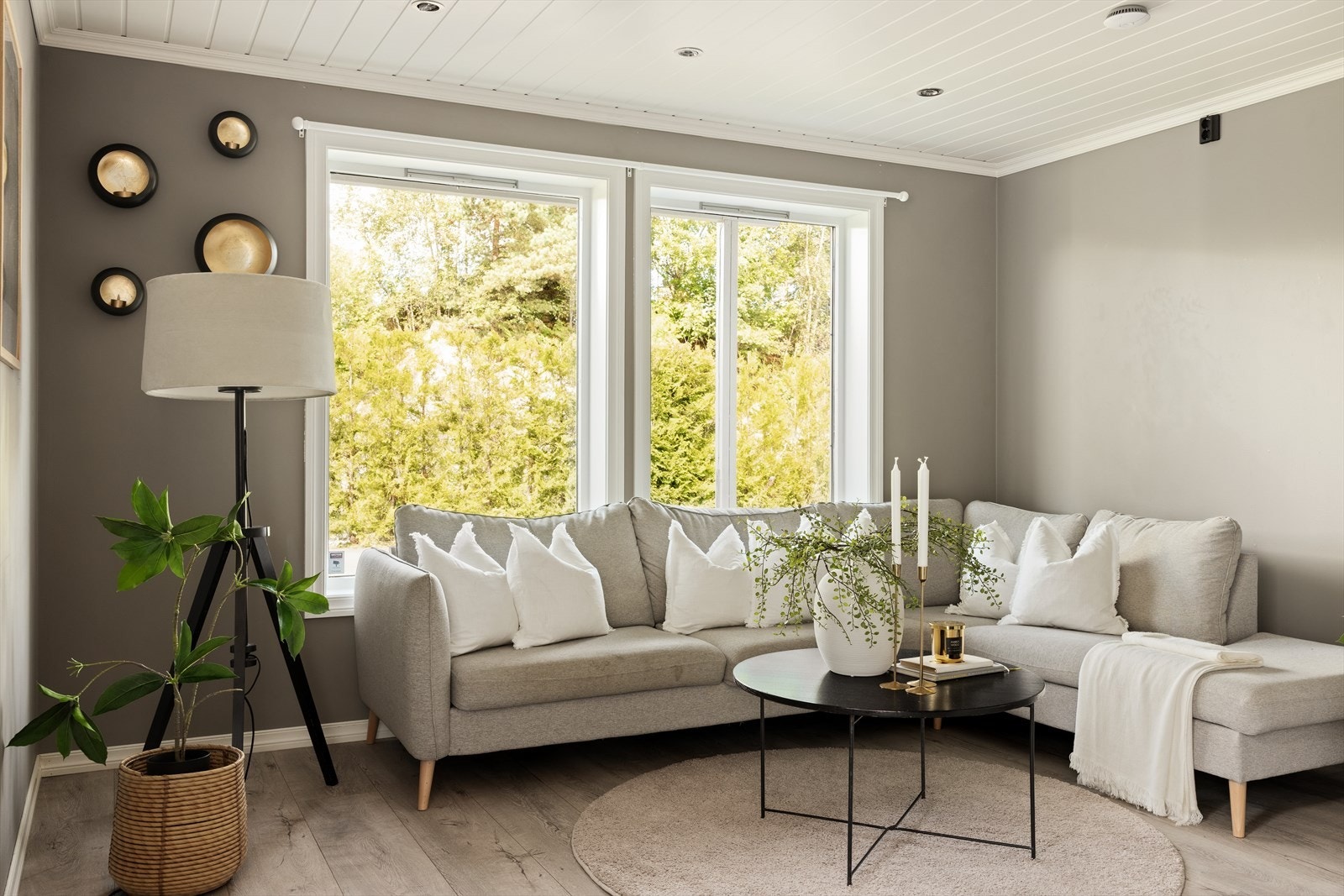Stuen er lett å møblere, med god plass til en romslig sofagruppe og eksempelvis vegghengt TV. Store vindusflater slipper inn rikelig med naturlig lys og skaper en lys og behagelig atmosfære. Galleribilde