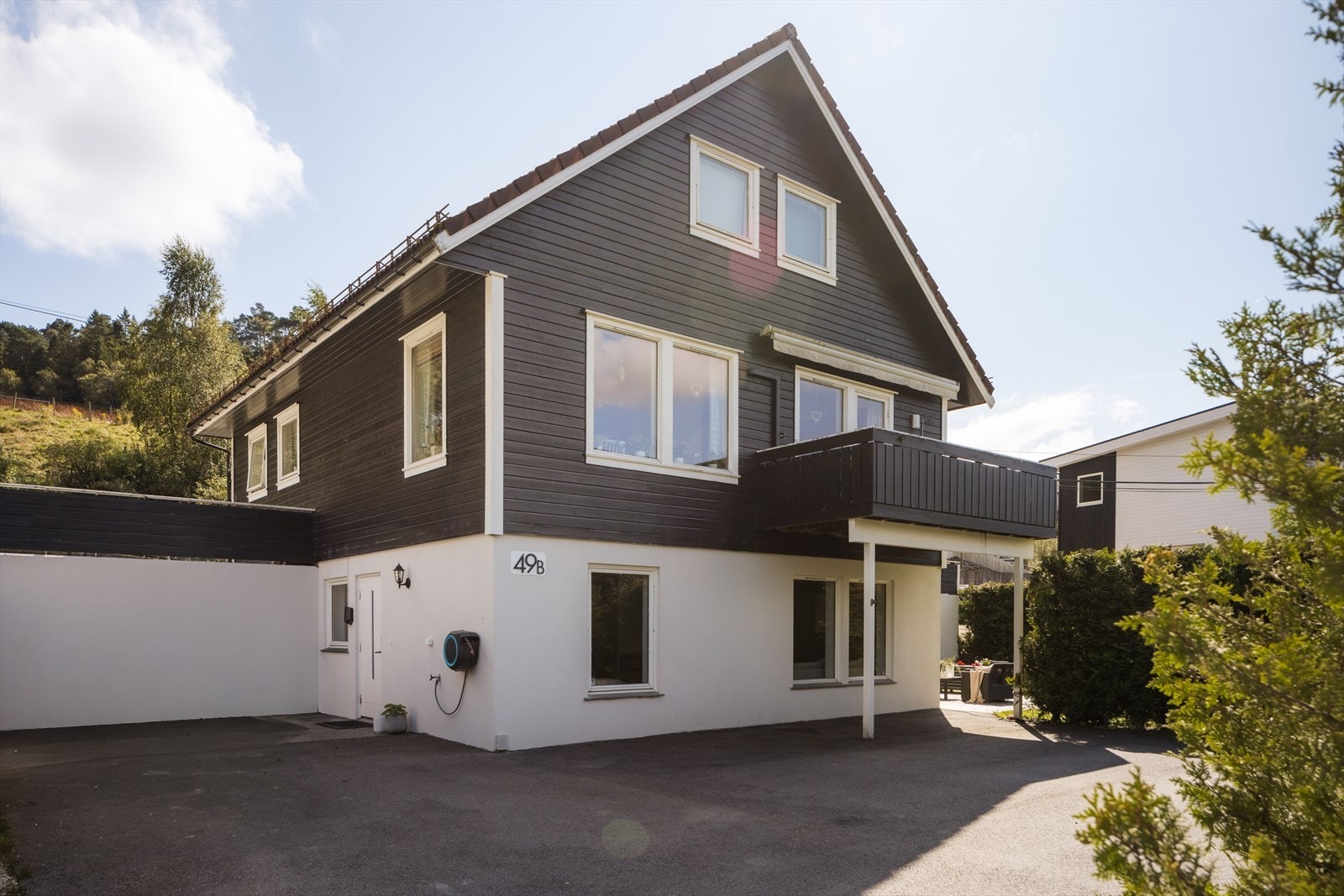 Eiendommen ligger i et rolig og etablert boligområde med god utvikling, attraktivt for barnefamilier og nyetablerte. Fra boligen er det kort vei til skoler, barnehager og turområder ved sjøen. Galleribilde
