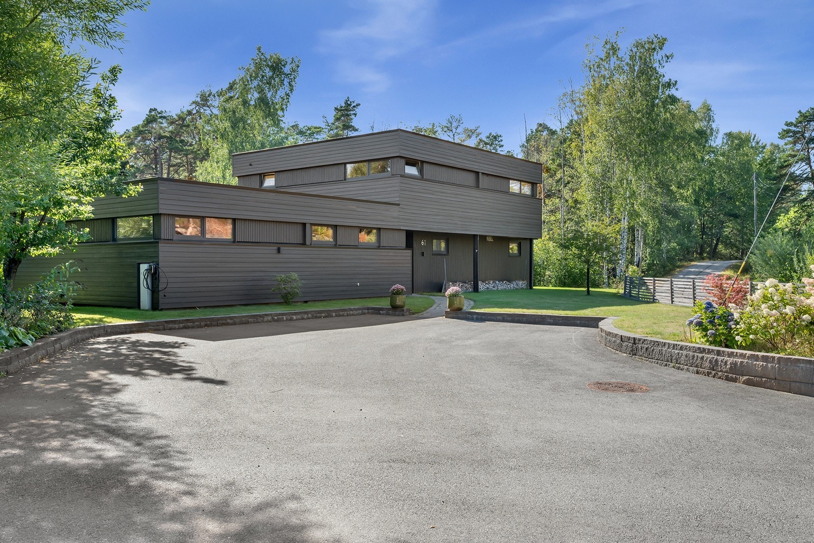 Romslig asfaltert tun og eller opparbeidet uteområde. Galleribilde
