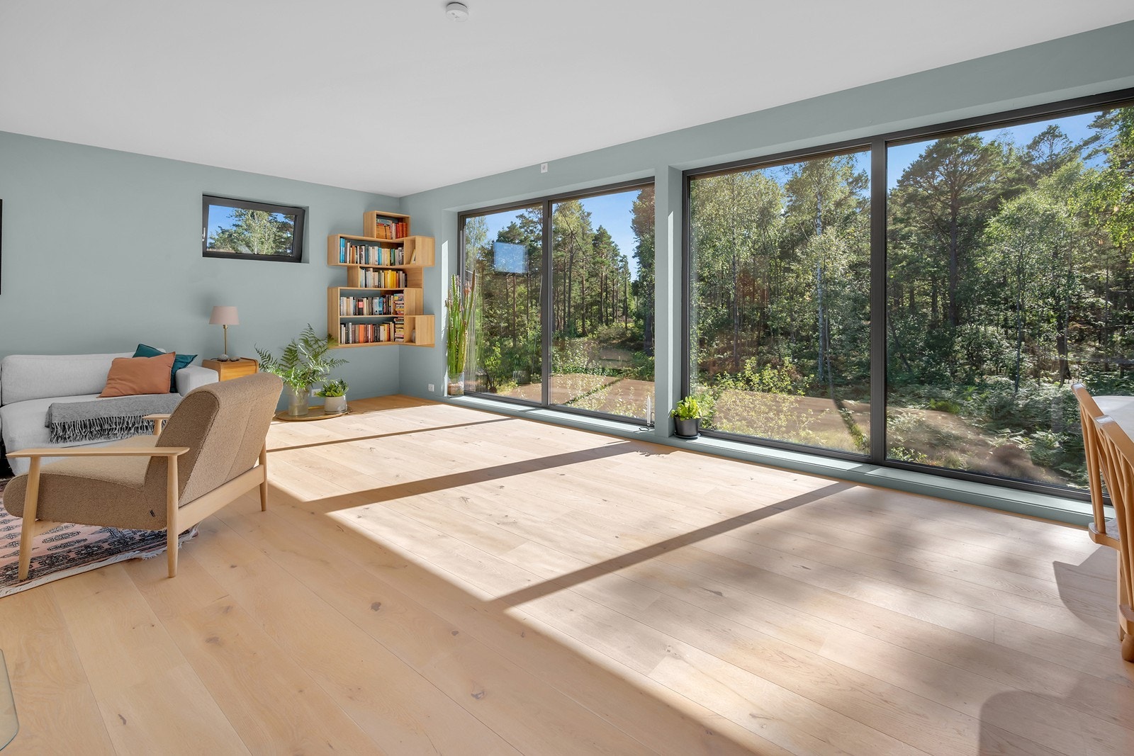 Lys og fin stue med utsyn rett til skogen. Galleribilde
