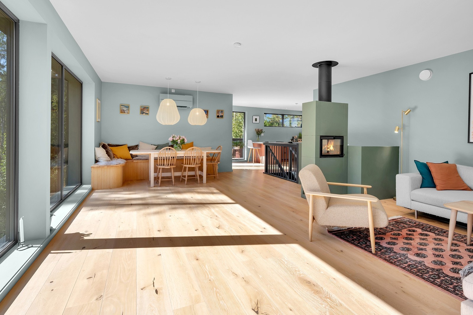 Fastmontert benk , perfekt for spiseplassen. Galleribilde