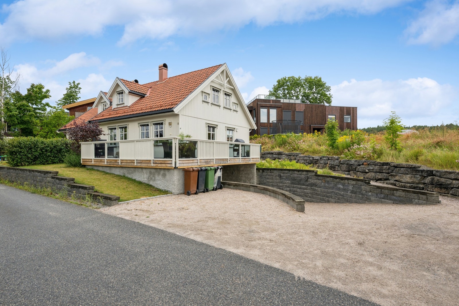 Gode parkeringsmuligheter også utvendig på egen del av tomten. Velkommen på visning! Galleribilde