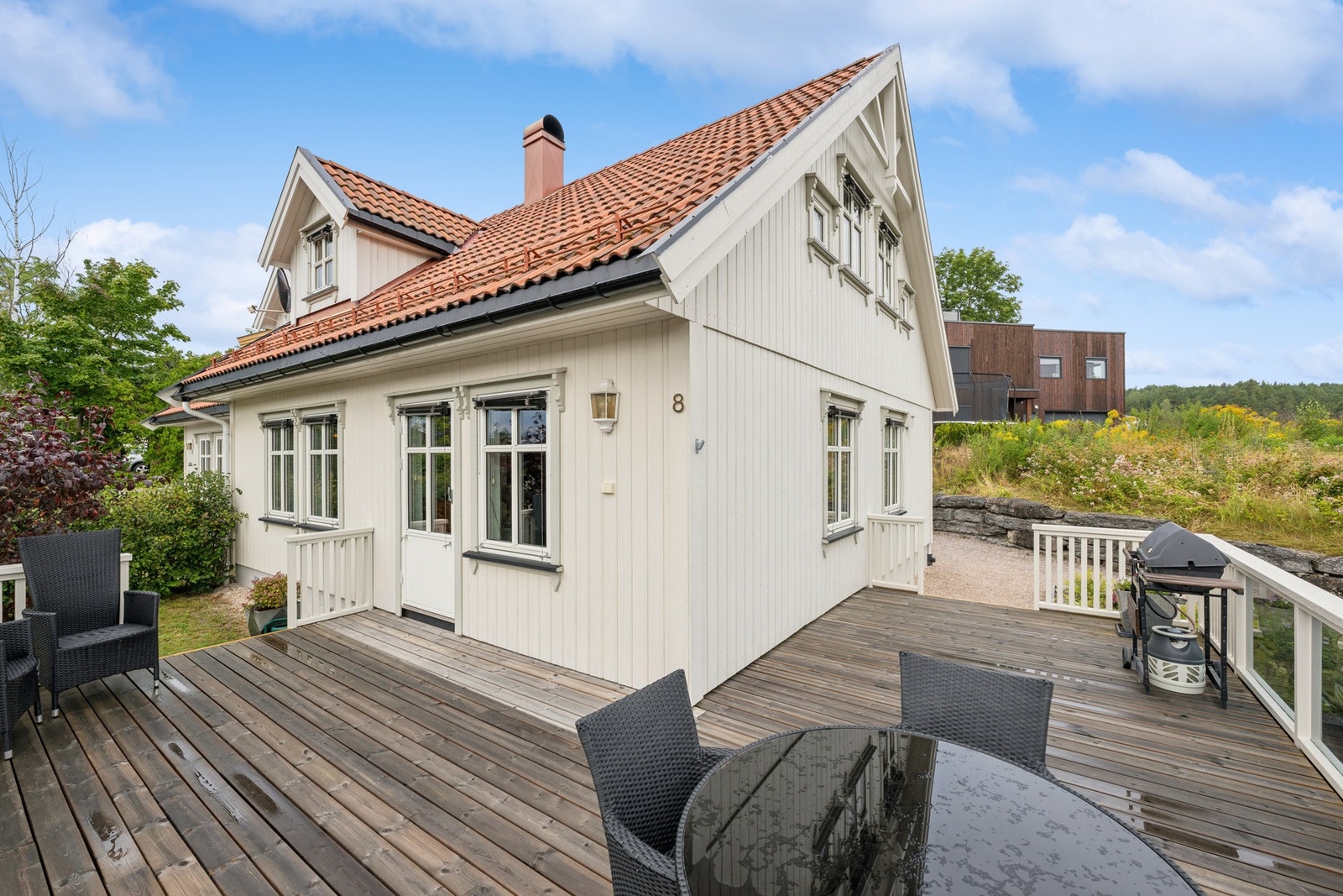 Stor terrasse som strekker seg rundt deler av boligen. Her kan du nyte de gode solforholdene. Galleribilde