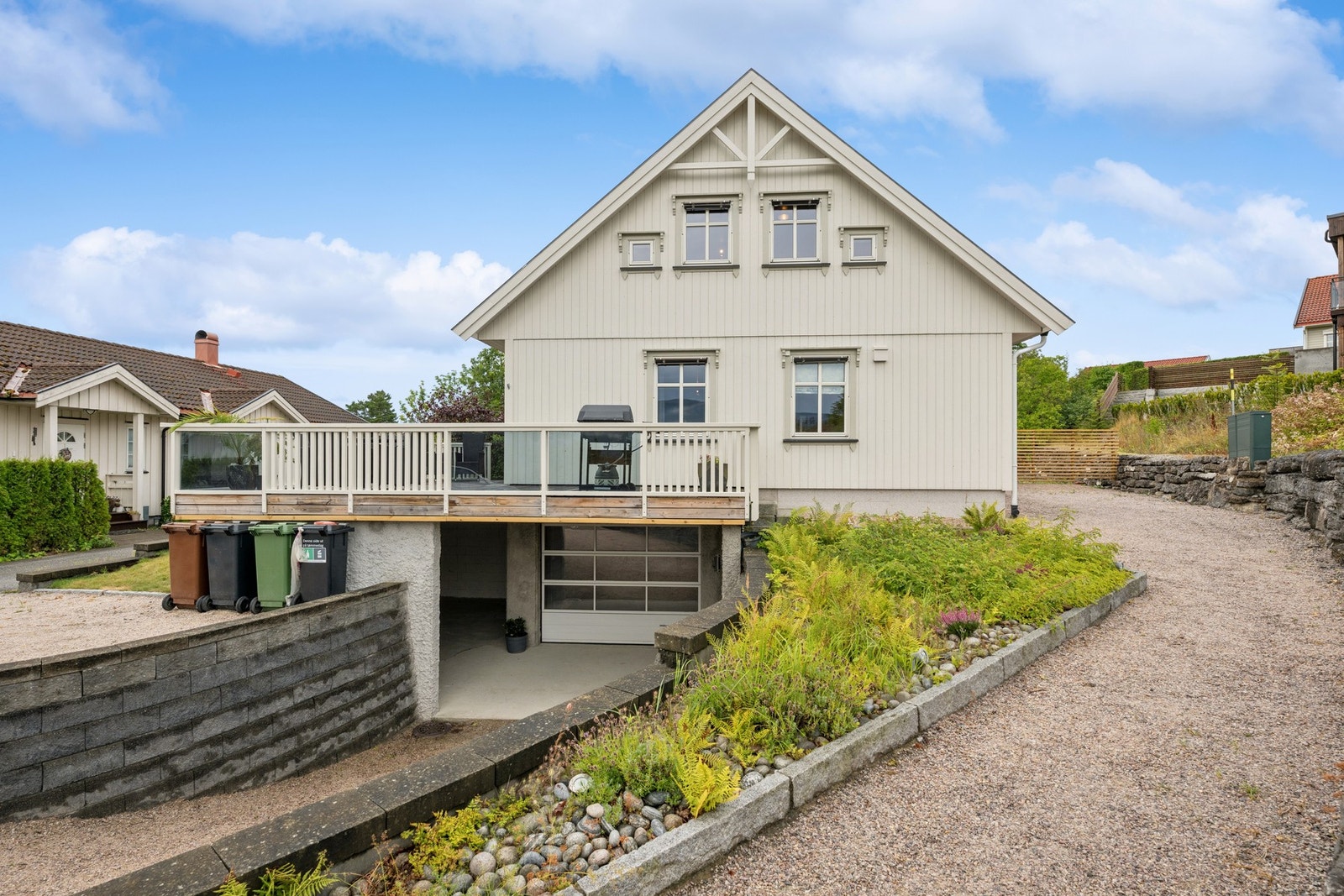Boligen har stor garasje under boligen samt parkering i egen gårdsplass. Galleribilde