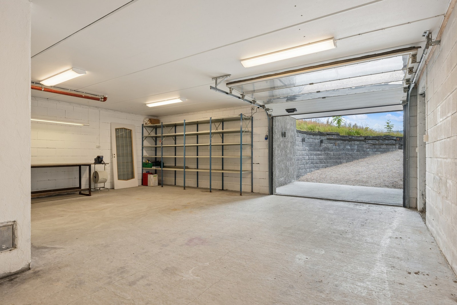 En sjelden kvalitet! Den store garasjen gir svært god plass til både parkering, hobby og oppbevaring. Galleribilde
