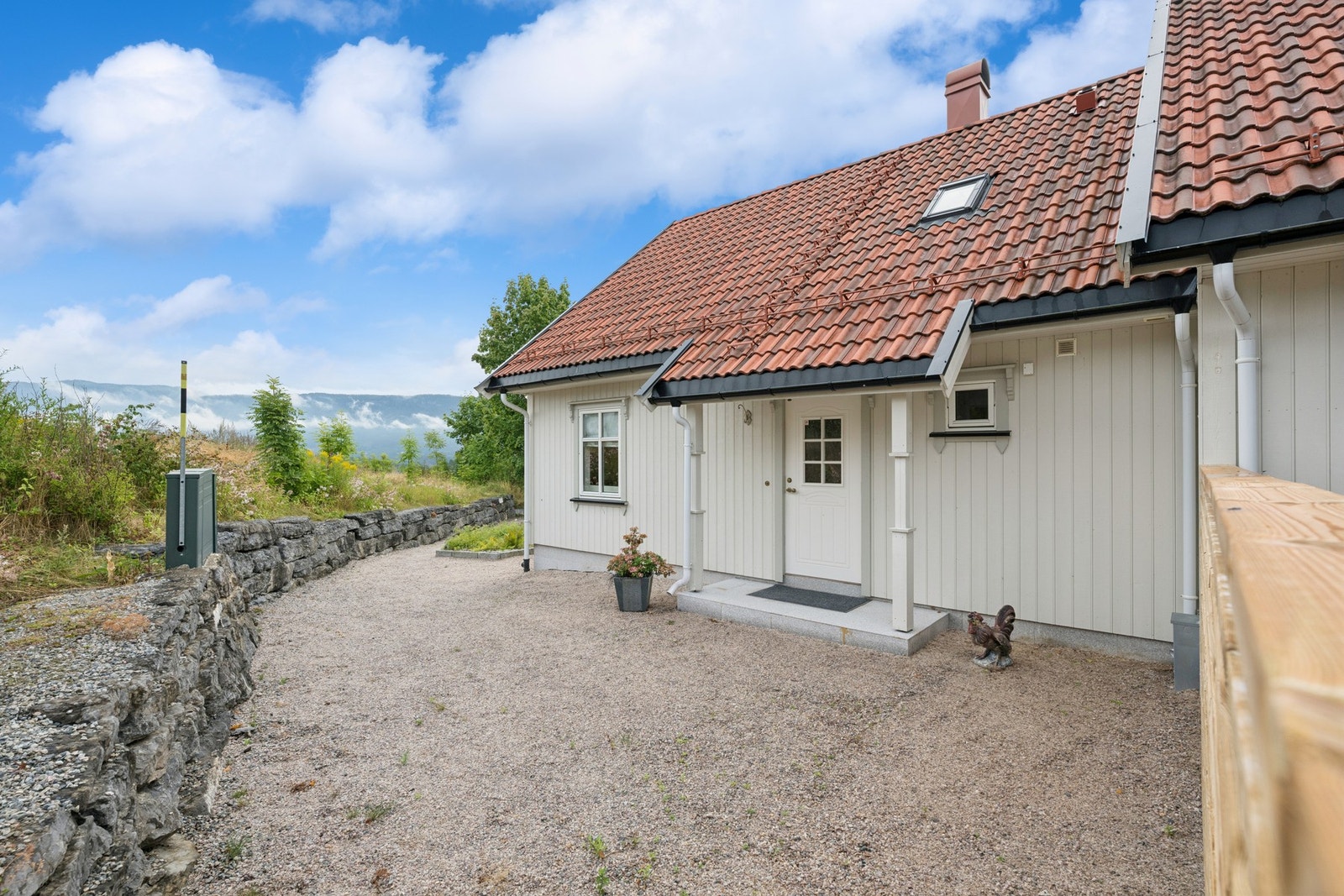Eiendommen ligger fint til med flott utsikt mot Steinsfjorden og omkringliggende landskap. La oss ta turen inn. Galleribilde