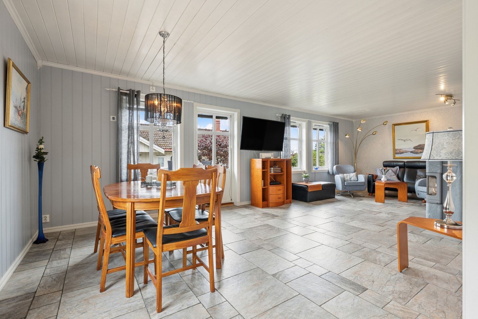 Stuen har god plass til både spisebord og sofagruppe. Galleribilde