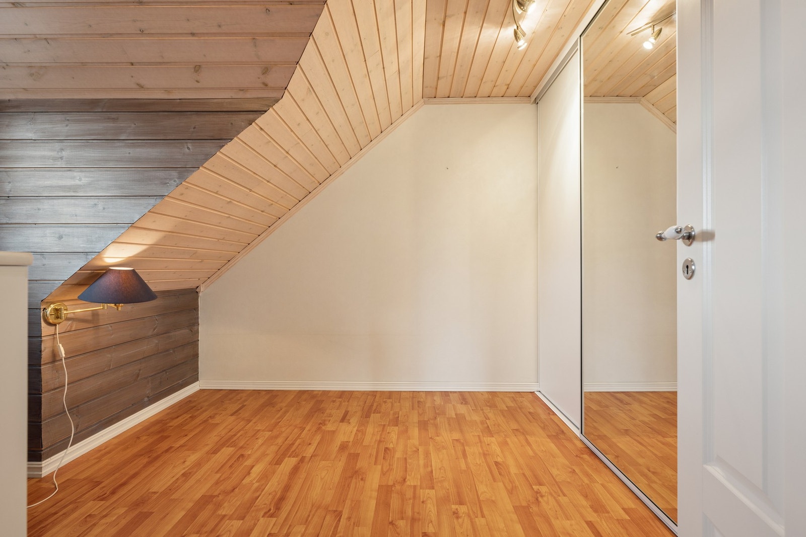 Praktisk med skyvedørsgarderobe. Galleribilde