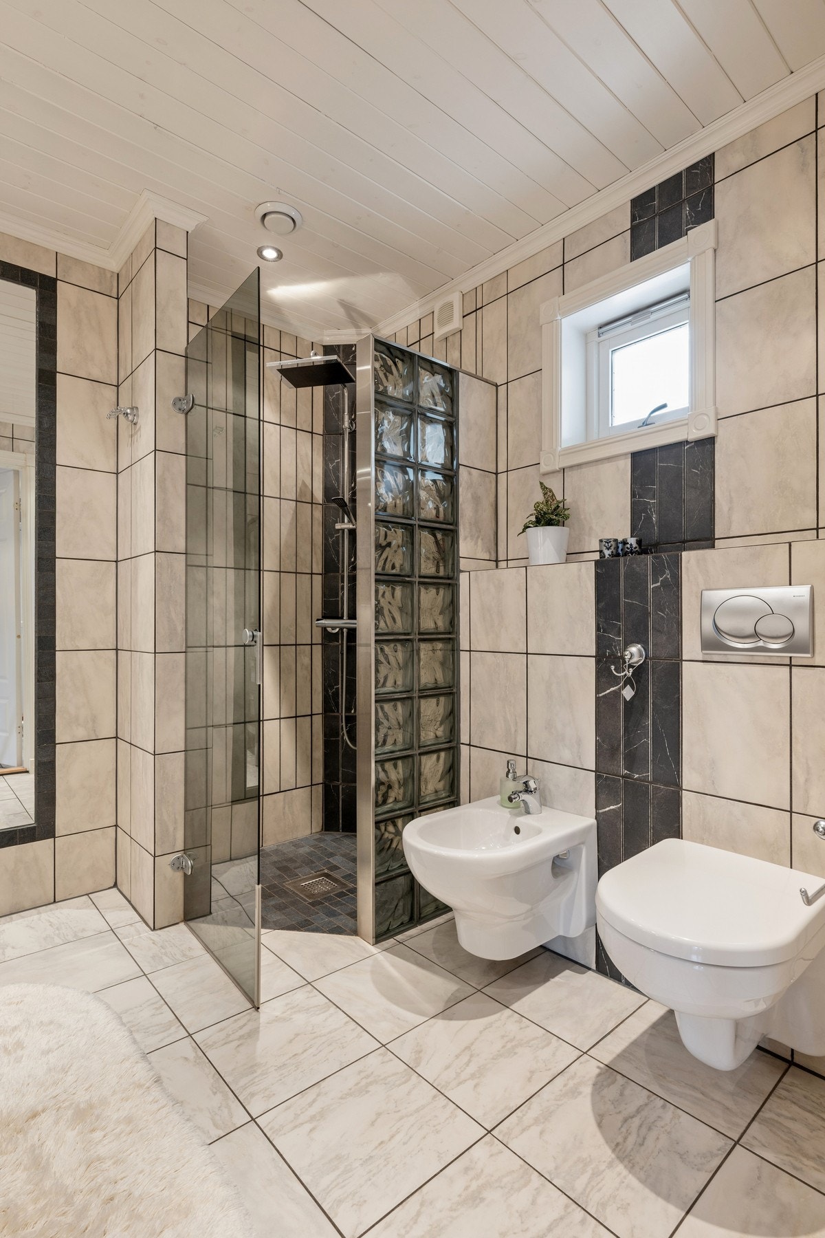 Badet er utstyrt med både vegghengt toalett og bidé. Galleribilde