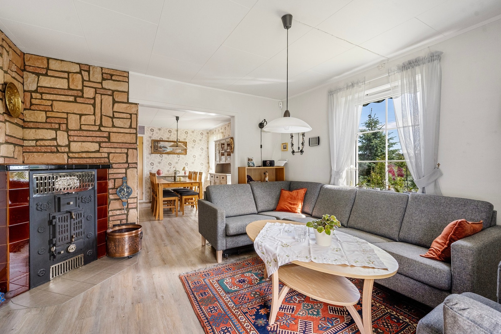 Romslig stuen, åpent mot kjøkken. Galleribilde