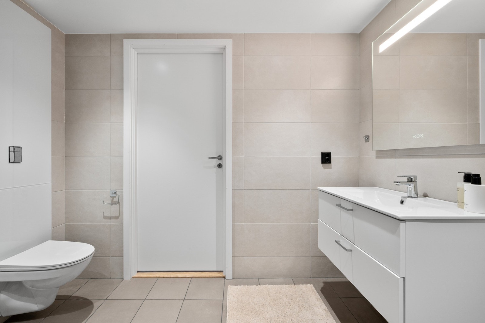 Det er godt med oppbevaringsplass på badet Galleribilde