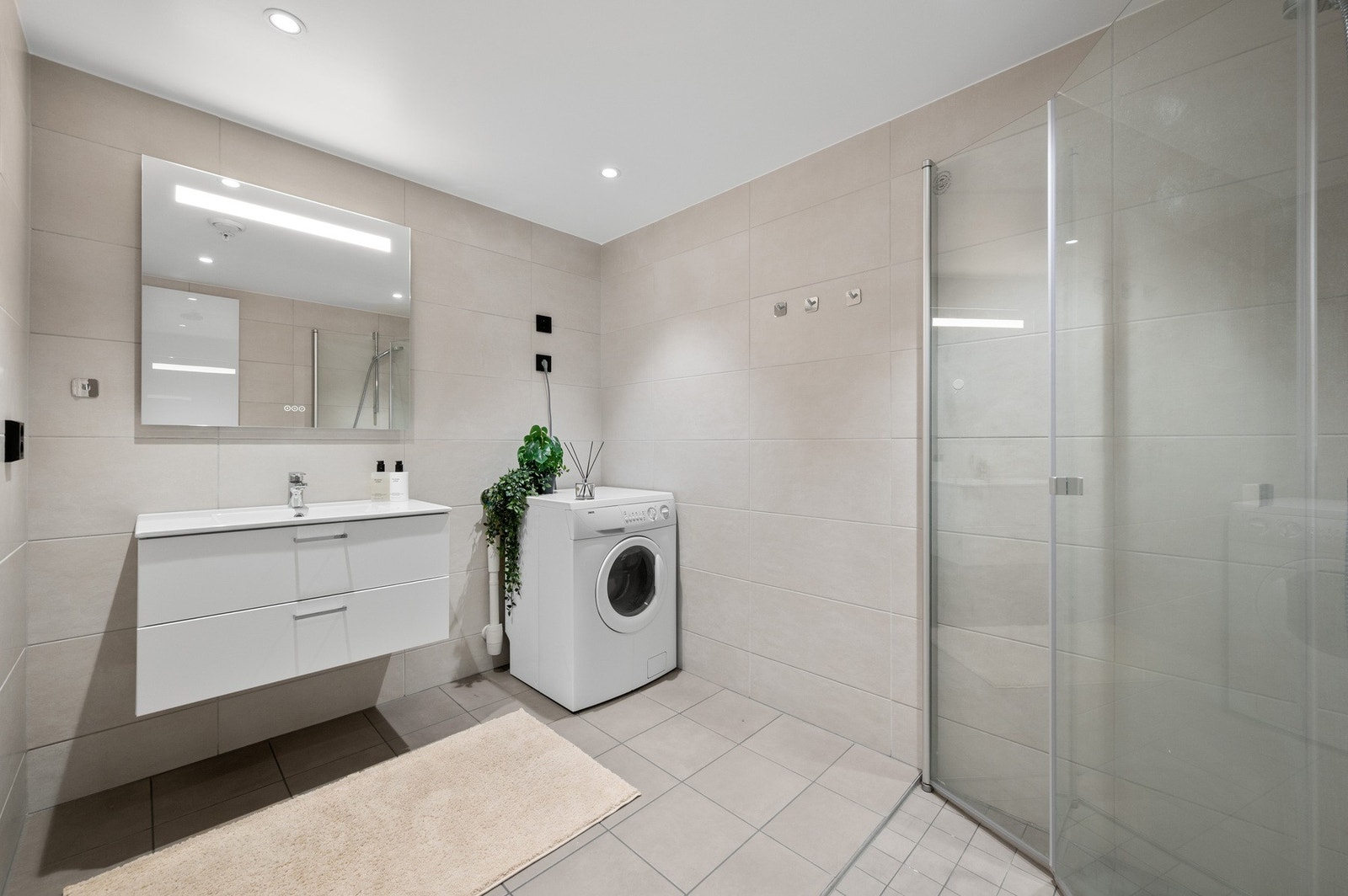 Badet fremstår romslig og måler 5,5 kvm Galleribilde