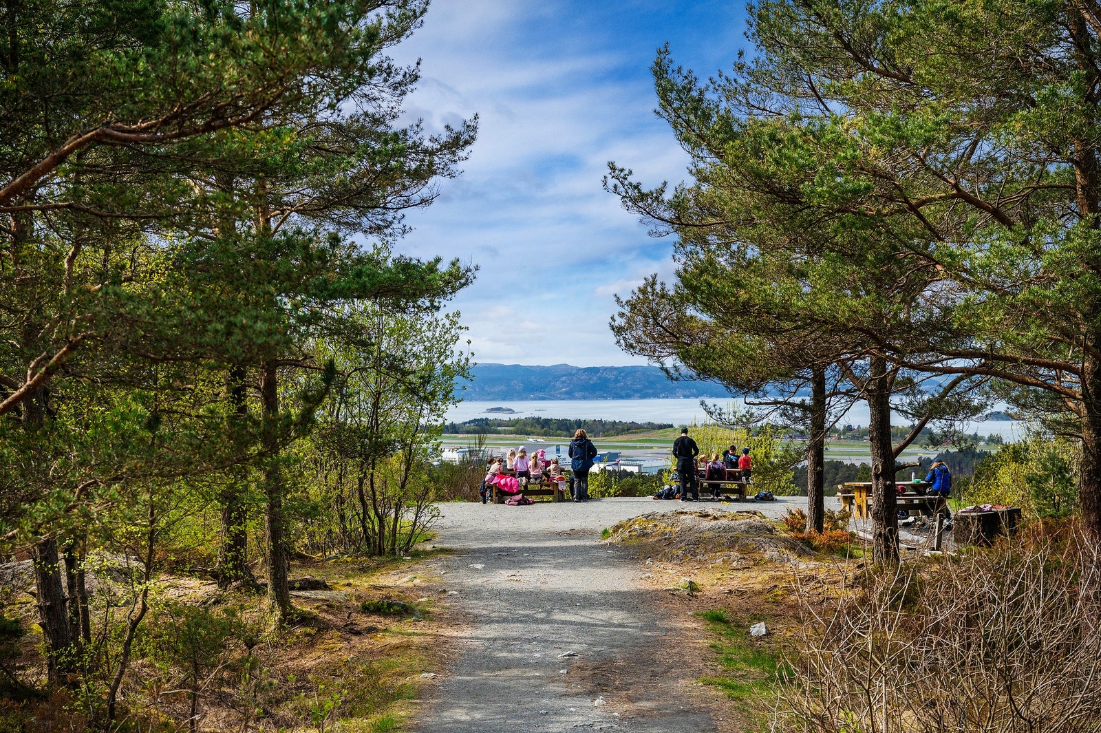 Storrinden er et populært turmål like i nærheten, mens Skranevatnet, Knappenfjellet, Smøråsfjellet, Hordnesskogen og Fanafjellet gir flere alternativer for både korte hverdagsturer og lengre turer Galleribilde