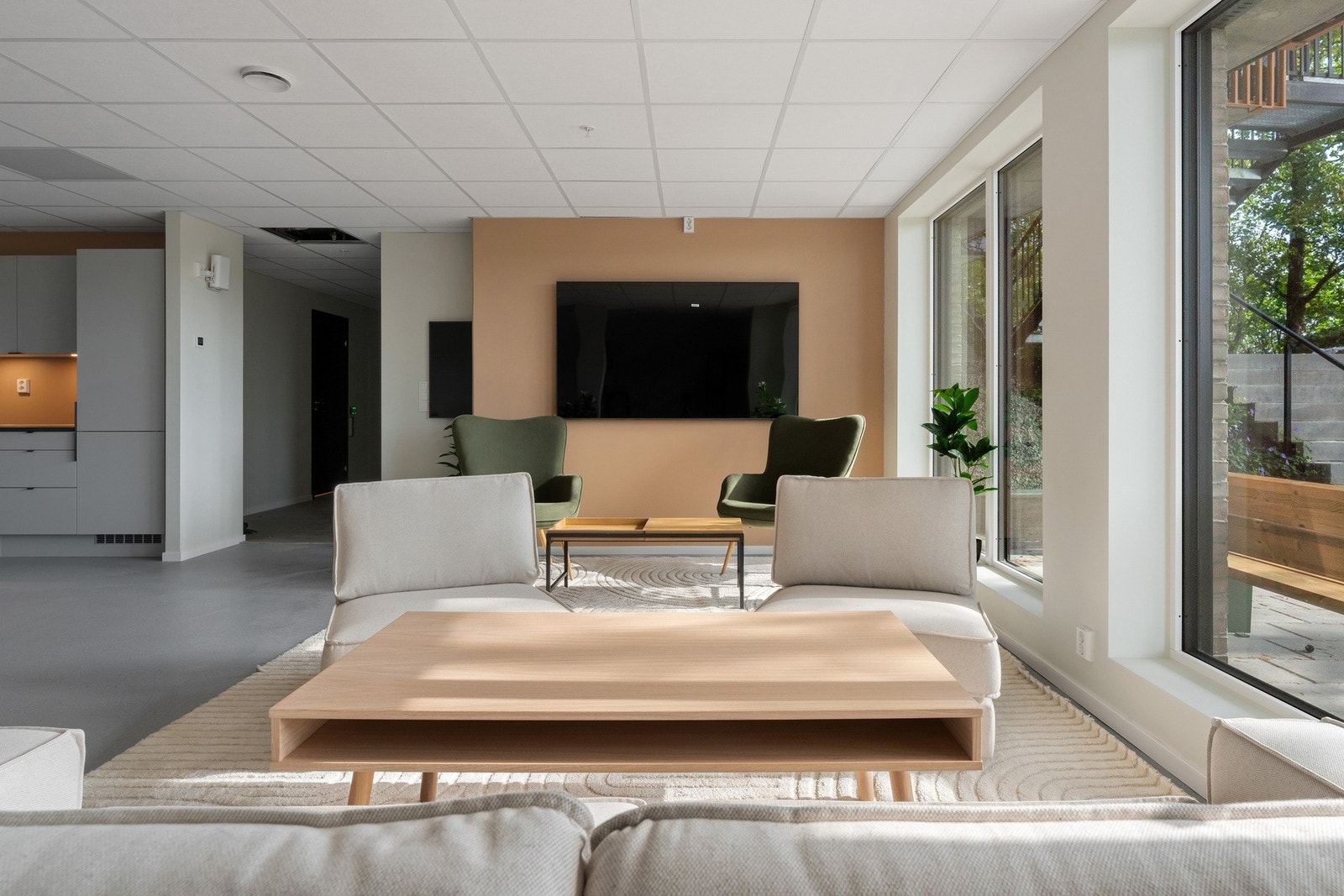 I fellesrommet er det flere sittegrupper og mediemøblement Galleribilde