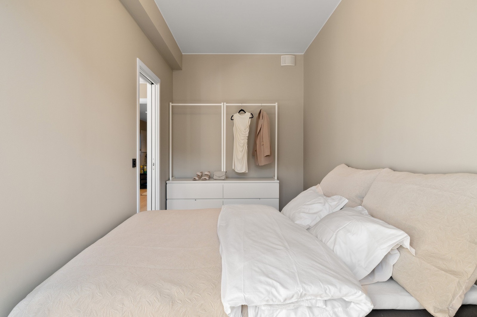 Her er det god plass til dobbeltseng, nattbord og garderobe Galleribilde