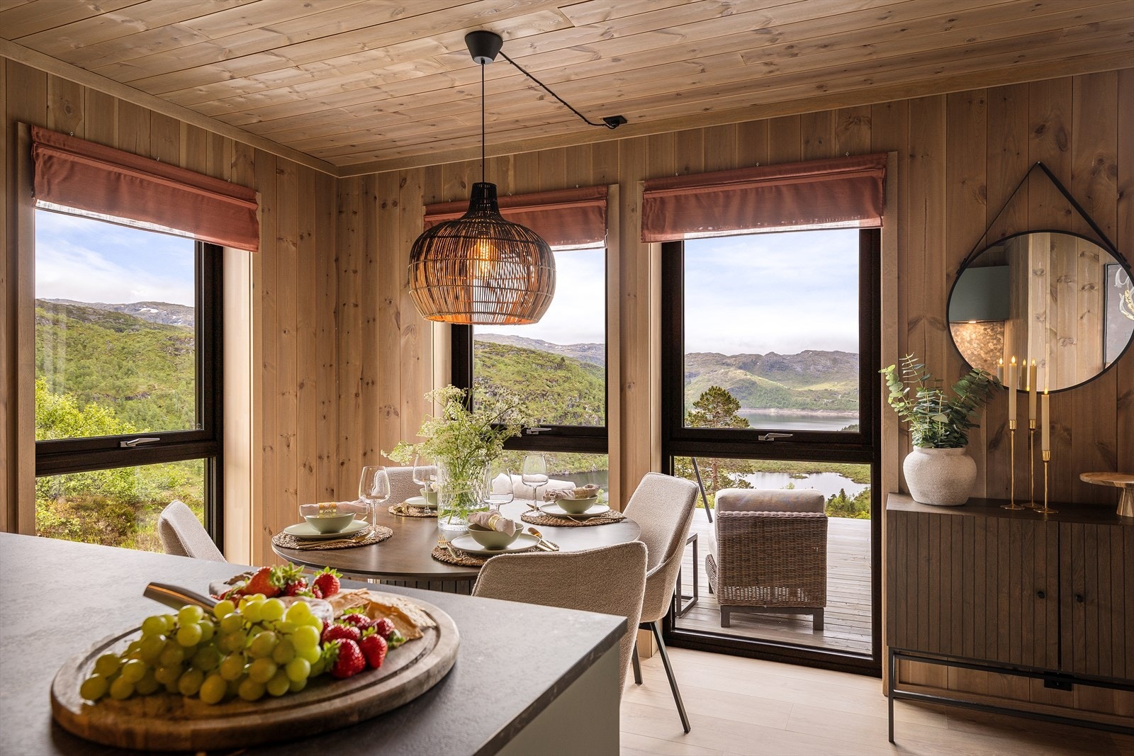 Få ting slår et godt måltid i vakre omgivelser. Her kan du nyte maten med storslått panoramautsikt mot fjellene og det naturskjønne landskapet. Galleribilde