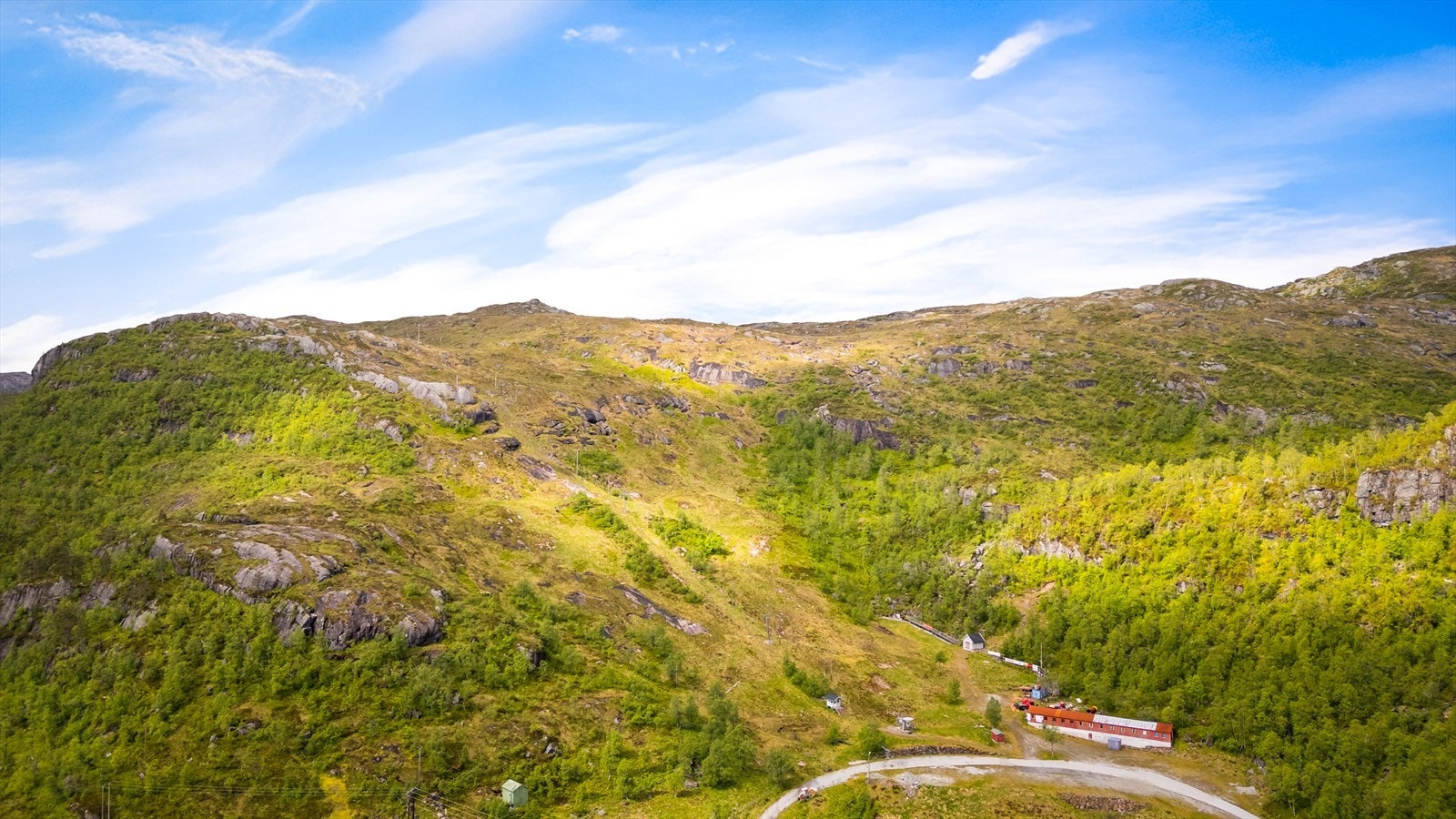 Skisenteret har to heiser og åtte nedfarter, med løyper for både barn, nybegynnere og erfarne alpinister. Galleribilde
