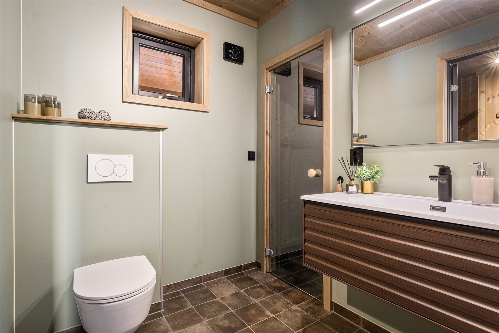 Badet er utstyrt med elektriske varmekabler i gulvet.
I tilknytning til badet er det tilrettelagt for badstue. Arbeidene er påbegynt, men badstuen er per i dag ikke ferdigstilt. Galleribilde