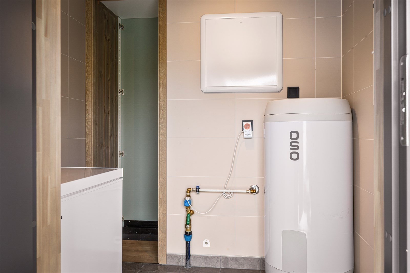Den praktiske boden er på ca. 3,6 m² og byr på gode oppbevaringsmuligheter. Her finner man en varmtvannstank på 194 liter, og rommet har i tillegg direkte utgang til baksiden av hytten. Galleribilde