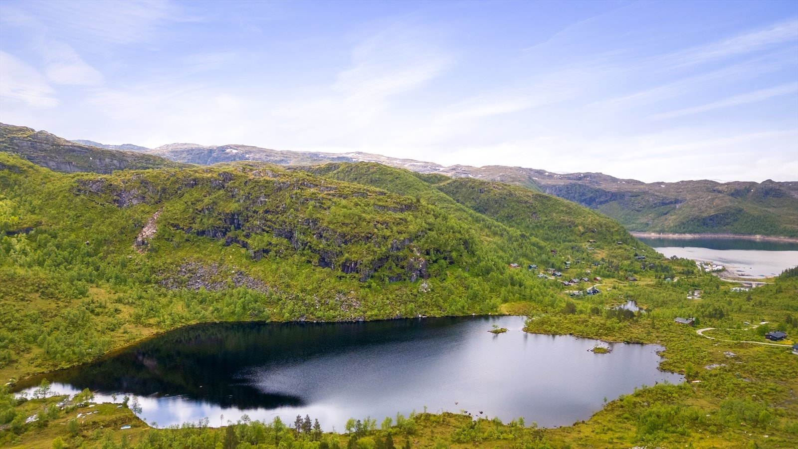 For fiskeentusiasten ligger forholdene godt til rette. Selger opplyser at det er gratis fiske i flere av grunneiers vann rundt Stordalen. Galleribilde