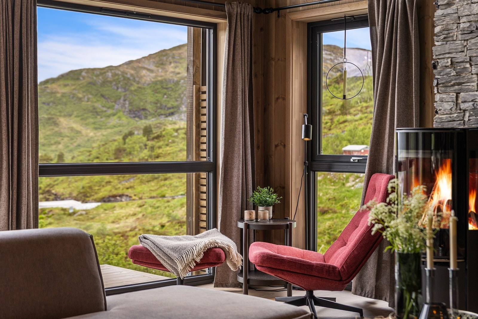 I stuen har det blitt installert en lekker vedovn, som gir ekstra varme og kos på de kaldeste dagene. Galleribilde