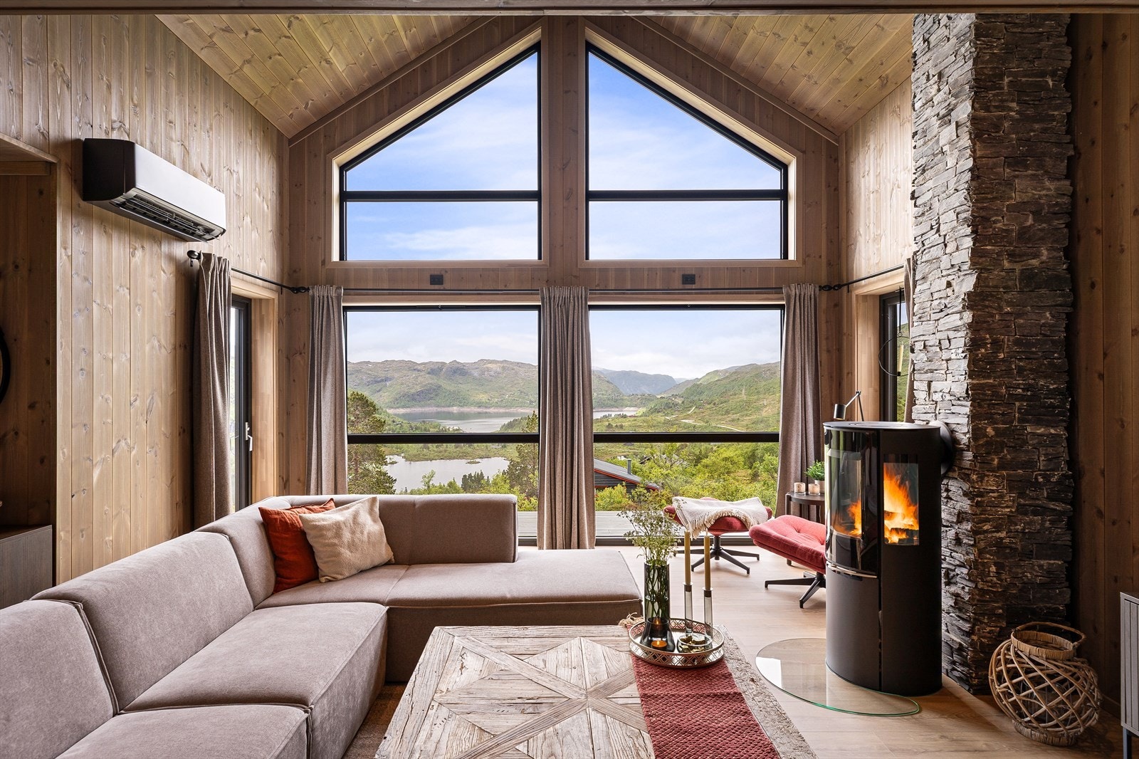 Den høye og frie beliggenheten gir hytten en fantastisk utsiktskvalitet, med vidstrakt utsyn over Stordalen og de majestetiske Matrefjellene. Galleribilde