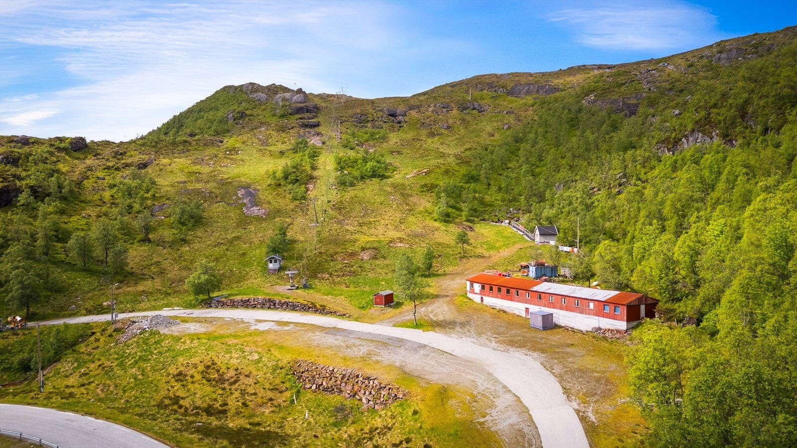 Kun få minutter fra hytten finner du Stordalen Skisenter, et oversiktlig og hyggelig skianlegg som byr på ekte skiglede for både store og små. Galleribilde