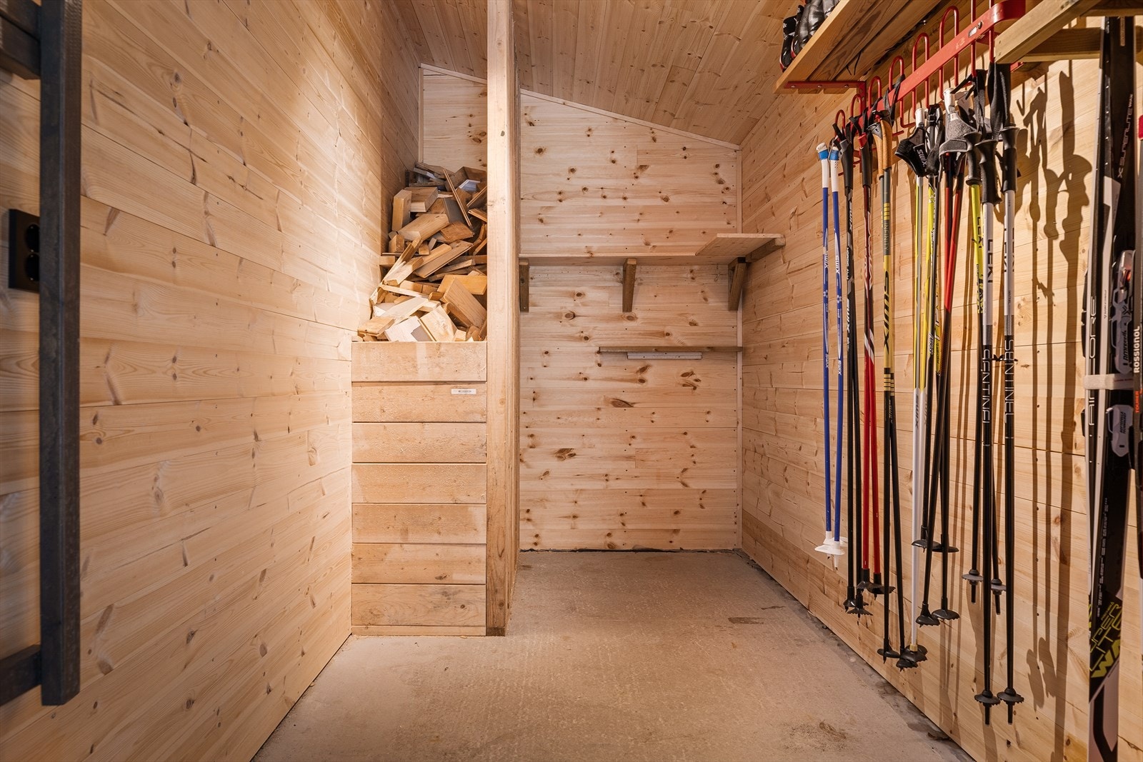 Her har man gode oppbevaringsmuligheter for ski, turutstyr og annet fritidsutstyr. Galleribilde