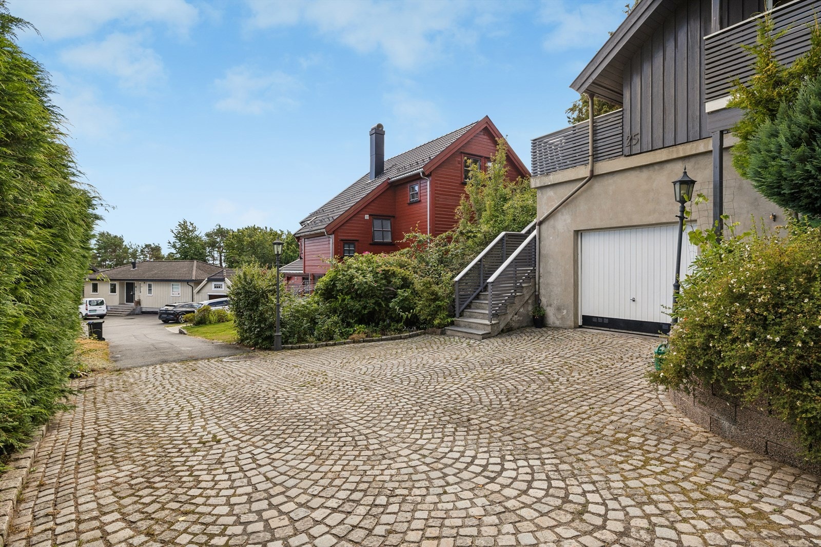 Boligen har integrert garasje på 30 m² og steinbelagt gårdsplass. Deler av opparbeidet gårdsplass/plen ligger utenfor tomtegrensen. Galleribilde
