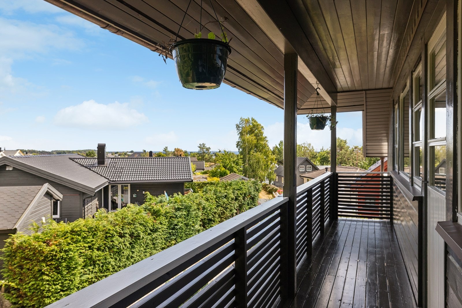Eiendommen ligger i et populært og barnevennlig boligområde på Klingremoheia, innerst i en blindvei. Galleribilde