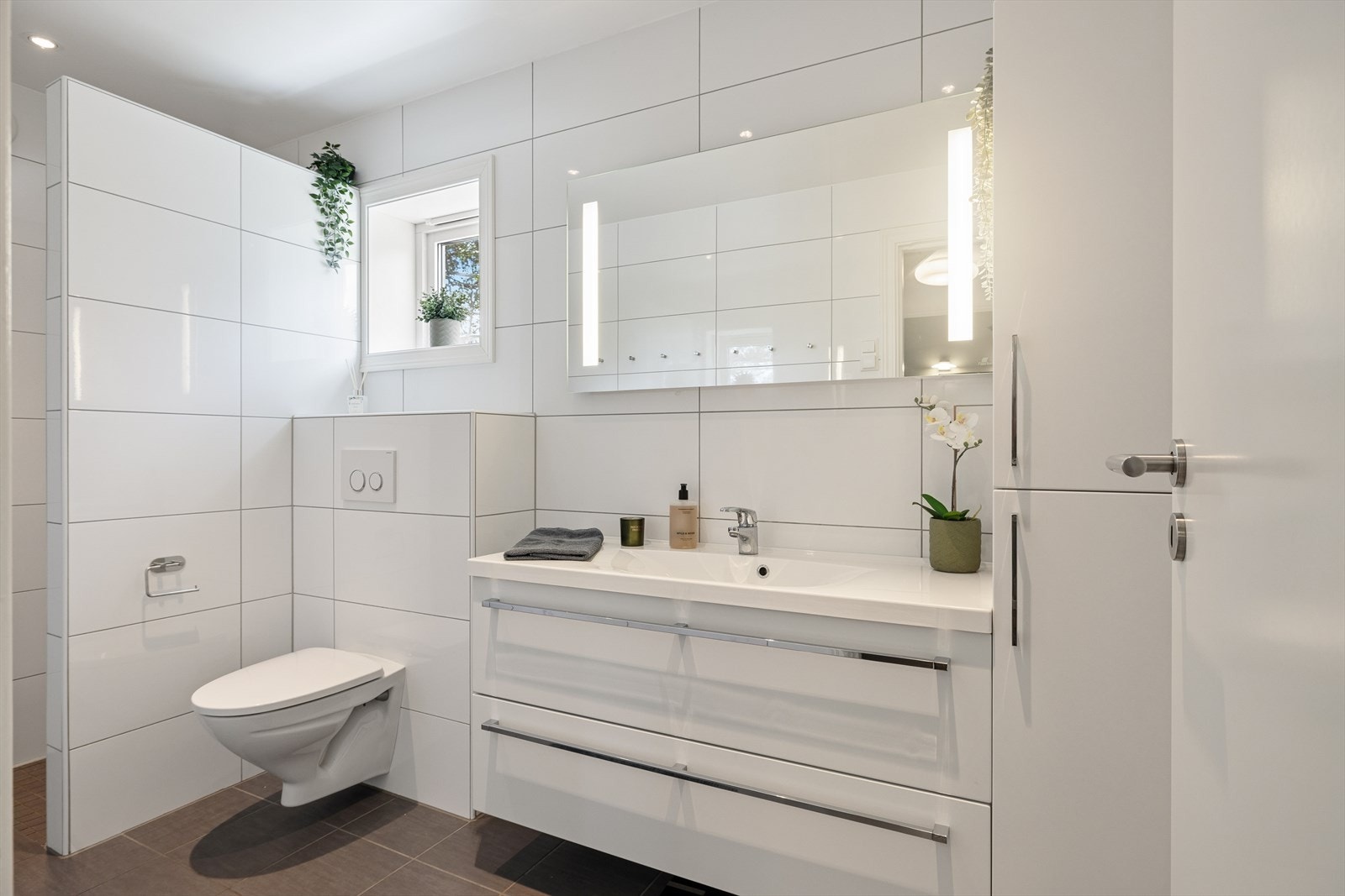 Badet i 1. etasje ble oppgradert i 2014 og har flislagte overflater. Praktisk dusjnisje. Galleribilde