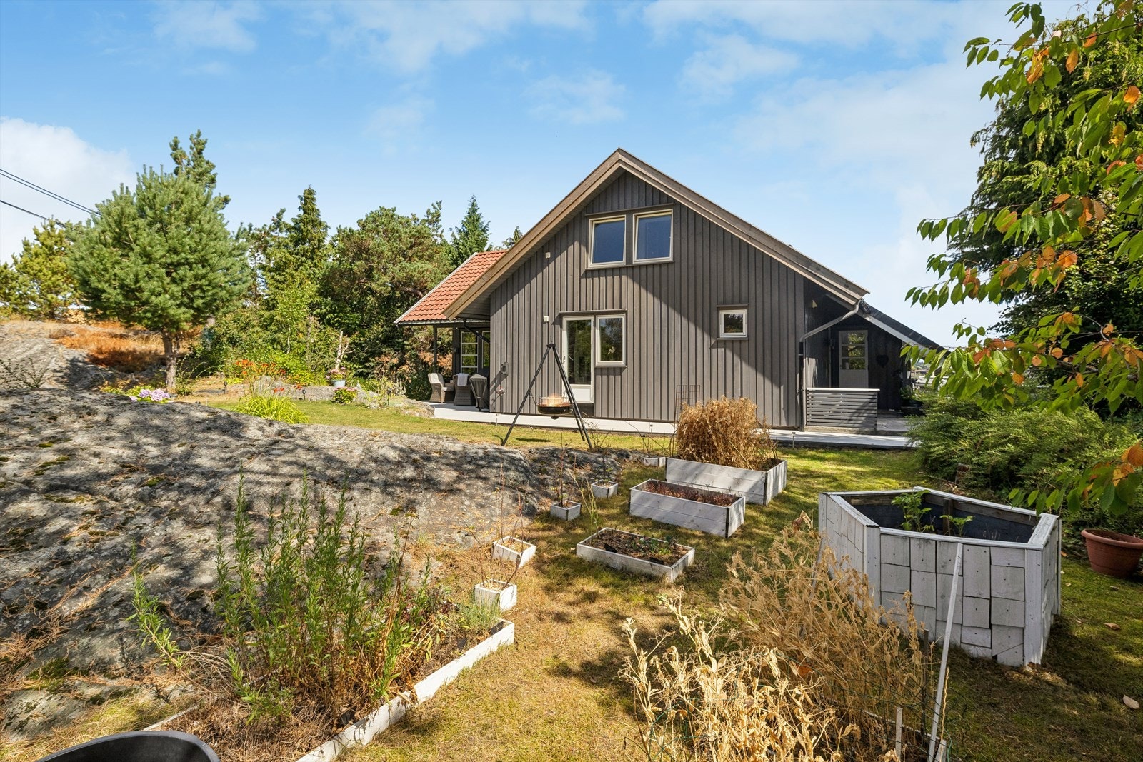 Kledningen på veggen mot vest ble skiftet i 2025 og er etterisolert. Galleribilde