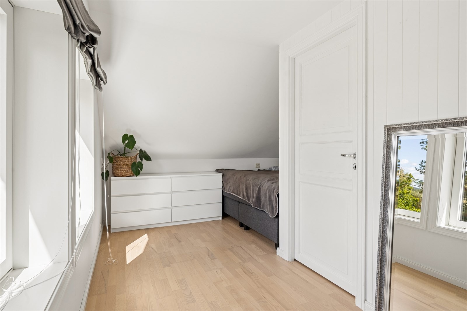 God plassutnyttelse under skråtaket hvor seng og kommode i dag er plassert. Galleribilde