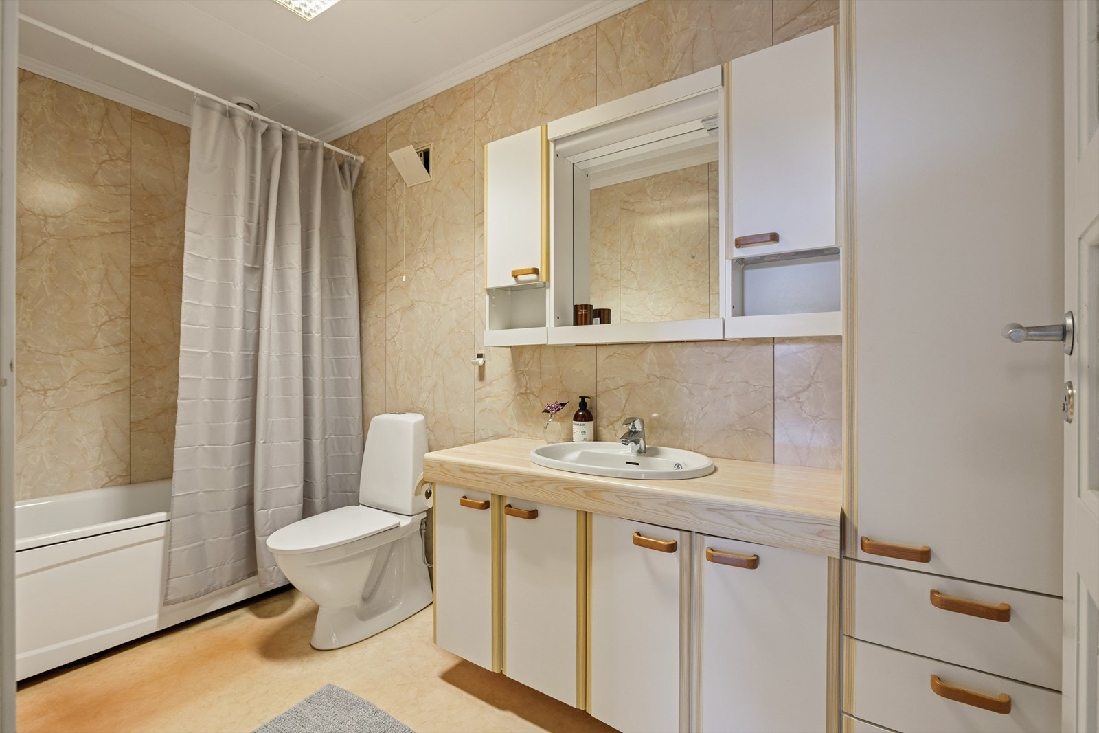 Badet i underetasjen er av eldre dato og utstyrt med badekar. Galleribilde