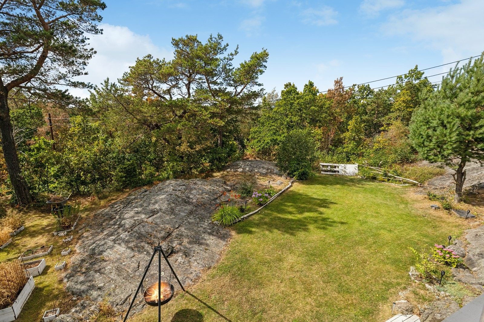 Fine utearealer for lek og rekreasjon. Bildet er tatt fra innredet soverom i 2. etasje. Galleribilde