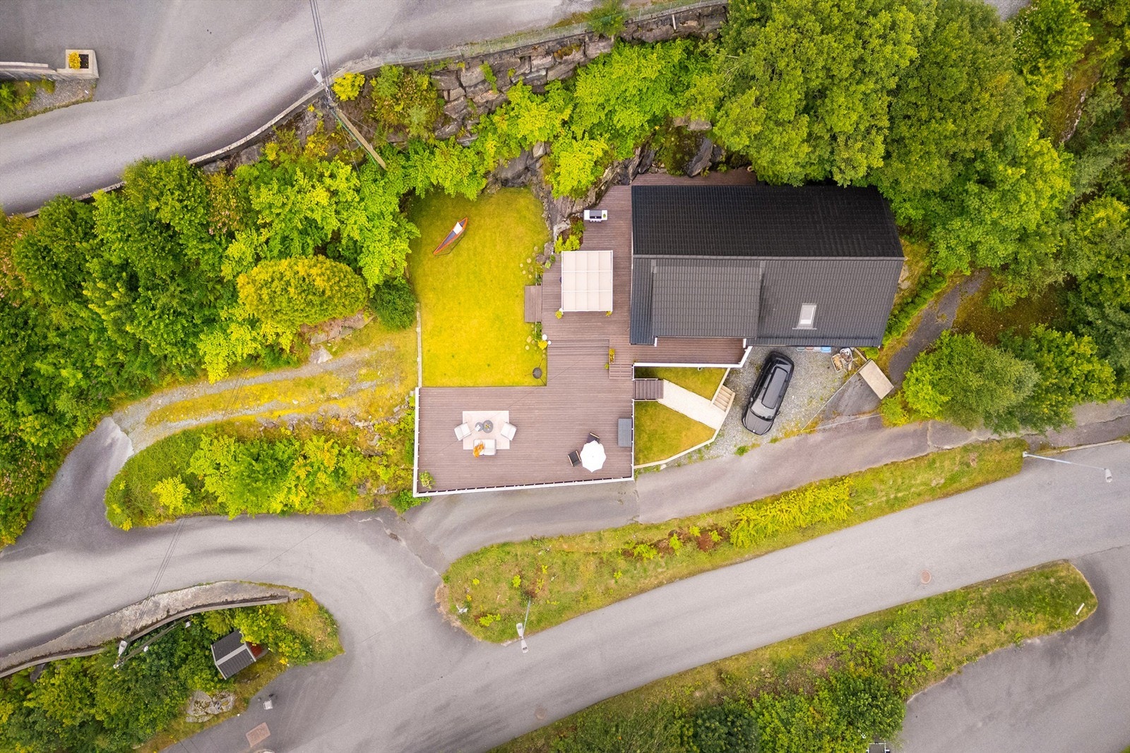 Tomten er godt utnyttet med stor hage og biloppstillingsplasser. Galleribilde