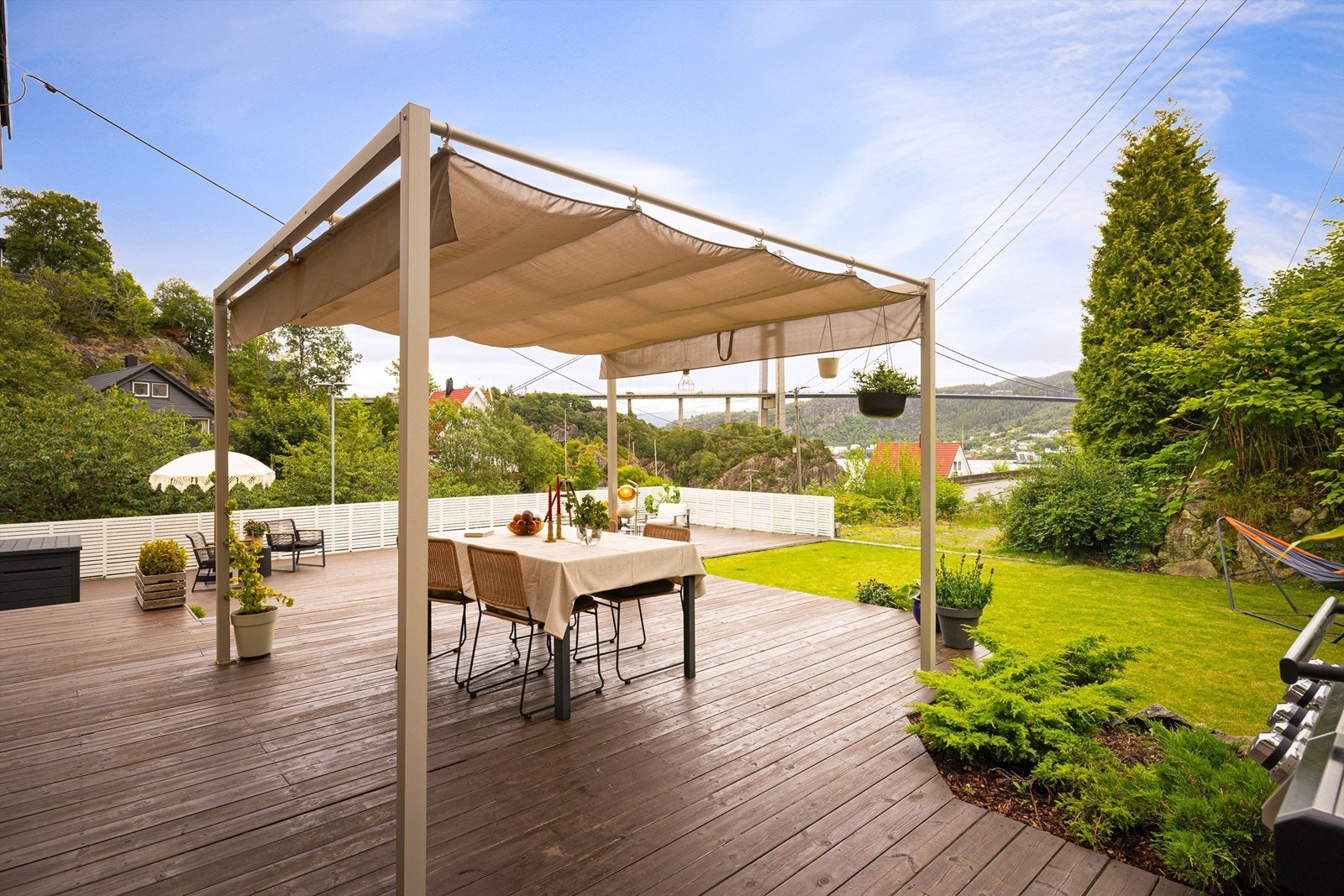 Uteplass med pergola, perfekt for lange sommerkvelder. Galleribilde